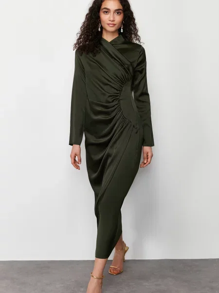 Satynowa sukienka wieczorowa Trendyol