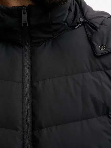 Geacă Jack Wolfskin cu glugă negru