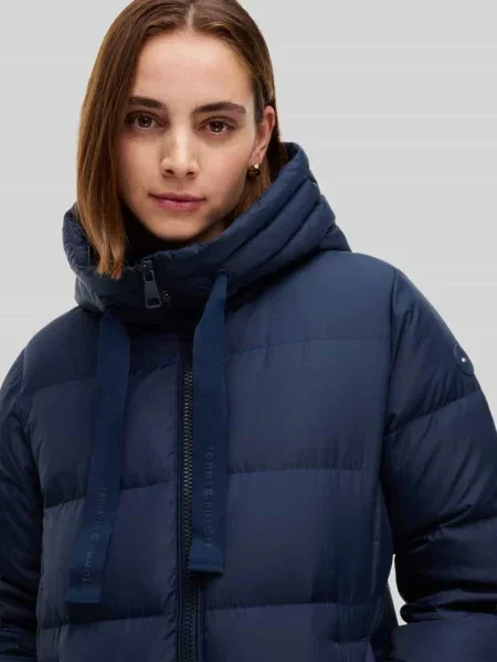Płaszcz pikowany z kapturem Tommy Hilfiger granatowy