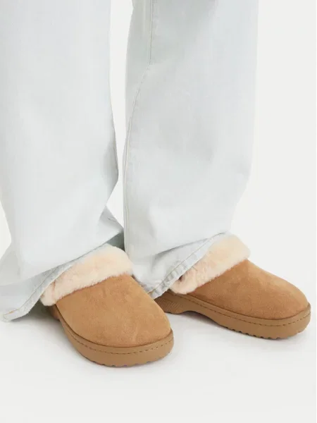 Papuci Crocs din piele de căprioară clasici bej