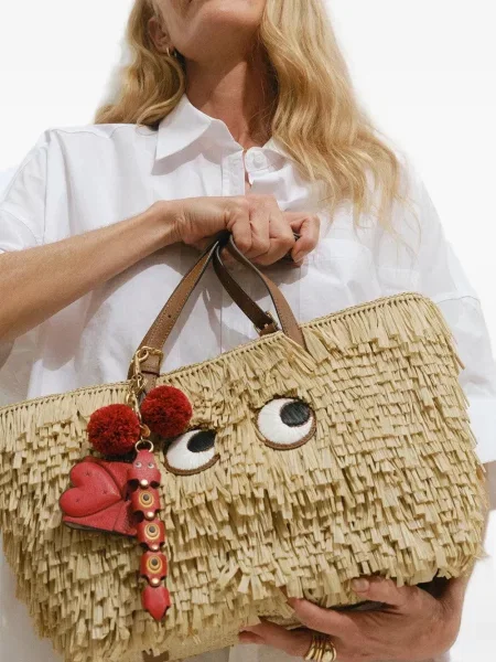 Pandantiv Anya Hindmarch cu pompoane roșu