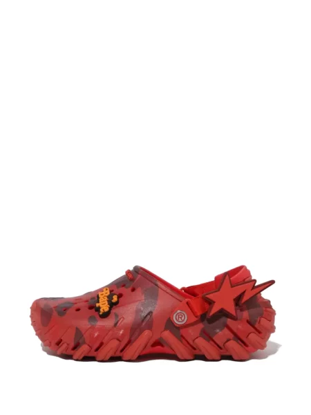 Saboți Crocs cu imagine cu model camuflaj roșu