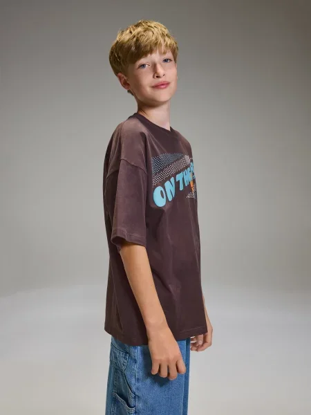 Reserved Tricou din maro-închis maro