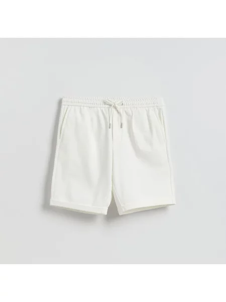 Reserved Regular rövidnadrág krémszínű