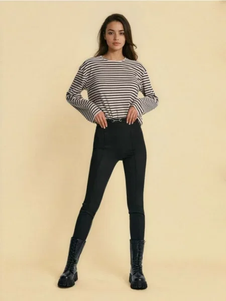 Легінси soft touch з декоративною пряжкою на талії та прострочками чорний