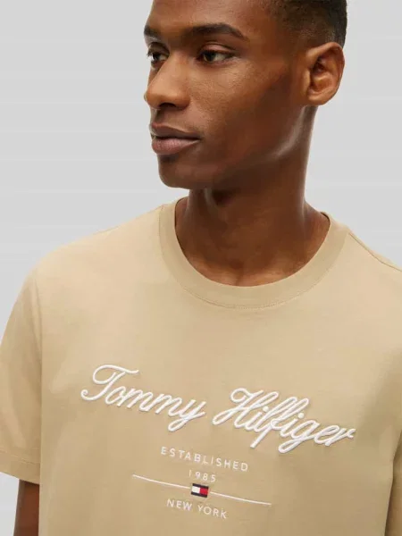T-shirt o kroju regular fit z czystej bawełny Tommy Hilfiger beżowa