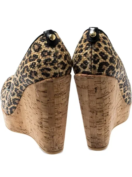 Полуотворени обувки Stuart Weitzman с клин ток с принт с леопардов принт