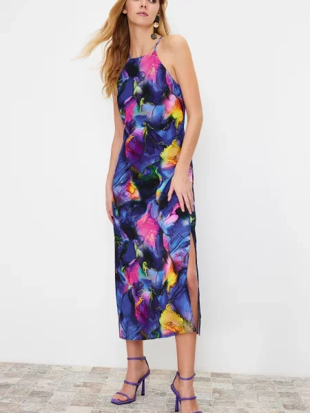 Satynowa sukienka midi Trendyol w kwiatki z nadrukiem niebieska