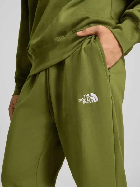 Spodnie dresowe o kroju regular fit z wyhaftowanym logo The North Face