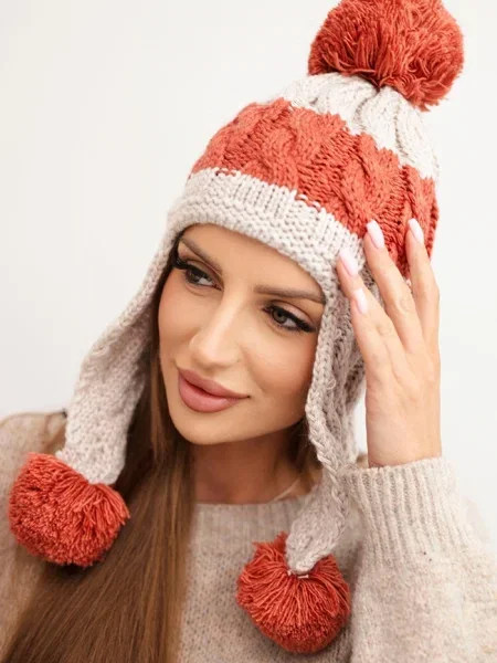 Căciulă Kesi cu pompoane