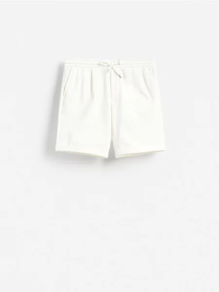 Reserved Pantaloni scurți regular crem