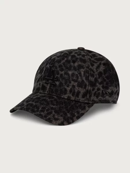 Šiltovka New Era s leopardím vzorom čierna