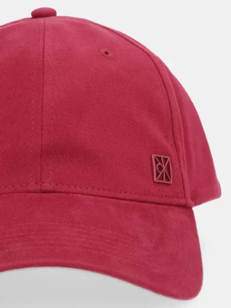 Calvin Klein kapa s šiltom rdeča