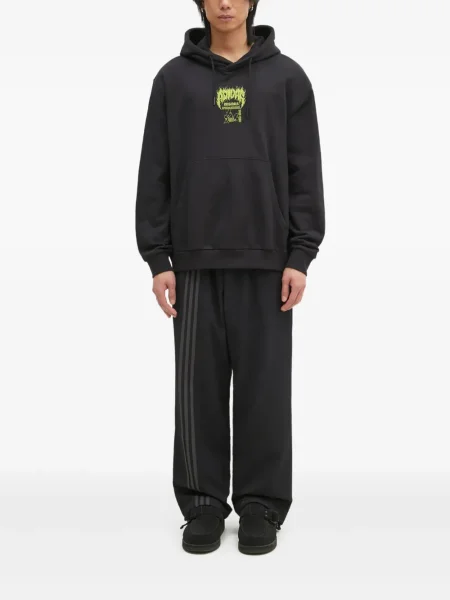 Pantaloni Adidas cu dungi cu broderie din fleece negru