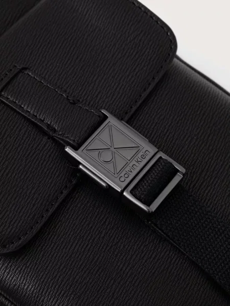 Calvin Klein Válltáska Emblem Hw Sling fekete