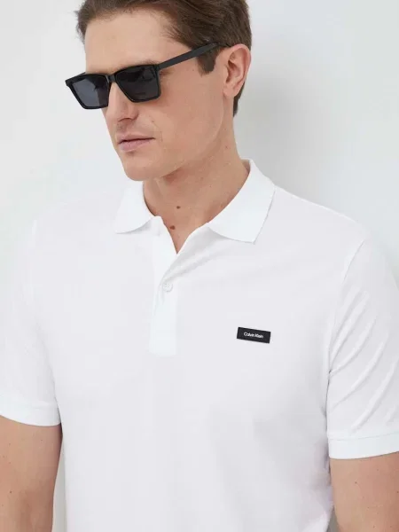 Тениска с яка Calvin Klein с изчистен дизайн бяло