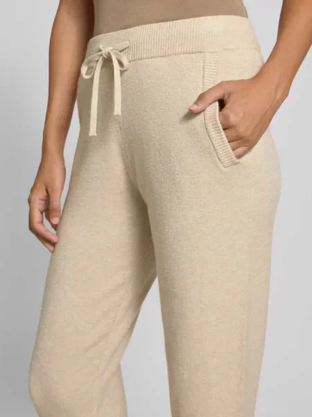 Spodnie dresowe o kroju slim fit z Christian Berg Woman beżowy