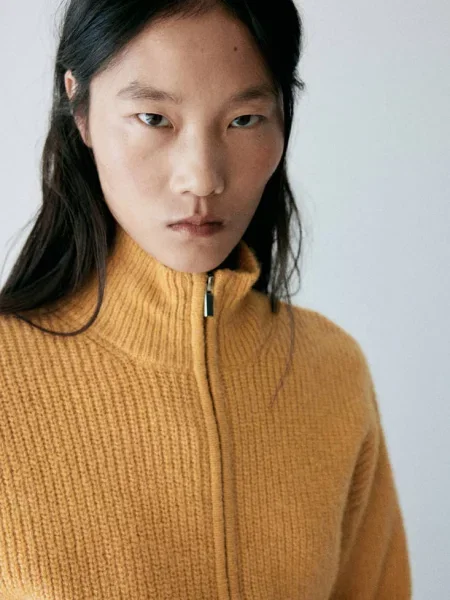 Sweter z golfem i zamkiem musztardowy Kobieta XS MANGO
