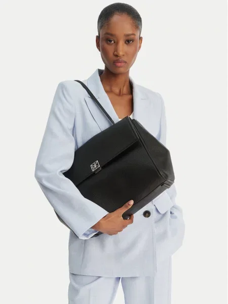 Calvin Klein Torbica Emblem Hw Pebble Satchel crna