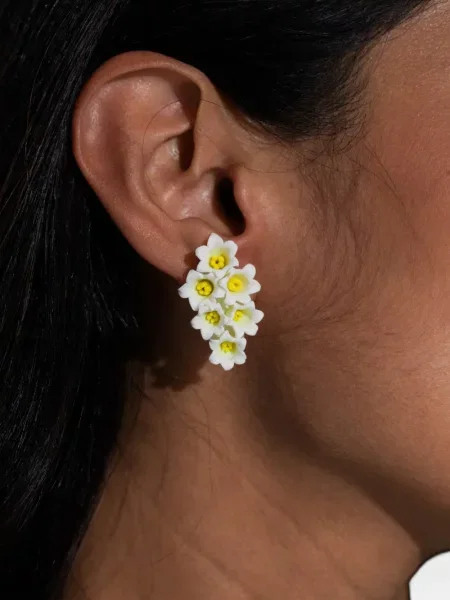 Cercei Jennifer Behr cu model floral alb