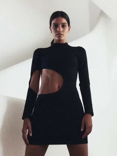 Рокля MUUV. Trou къса с кройка по тялото черно