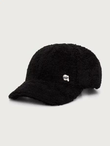Karl Lagerfeld kapa s šiltom bela
