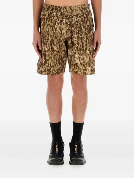 Pantaloni scurți South2 West8 cu imagine cu model camuflaj maro