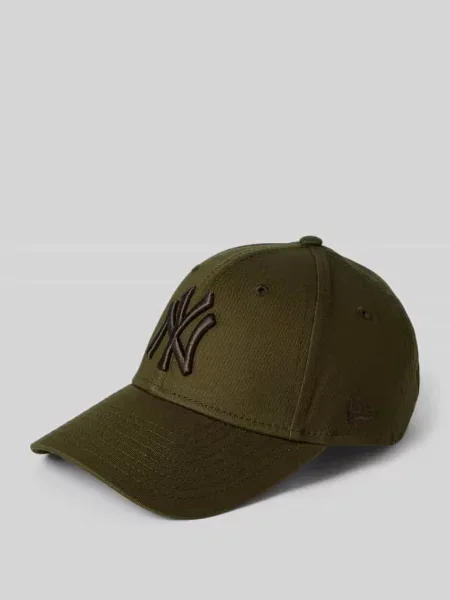 Czapka z daszkiem i detalem z logo New Era