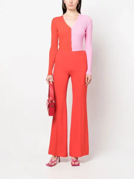 Kelnės Moschino įsiliepsnojo raudona