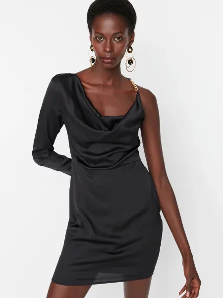 Satynowa sukienka wieczorowa Trendyol czarna