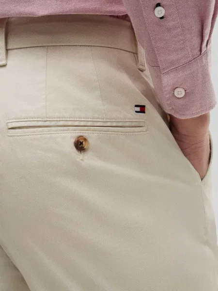 Chinosy o prostym kroju z mieszanki bawełny model DENTON' Tommy Hilfiger białe