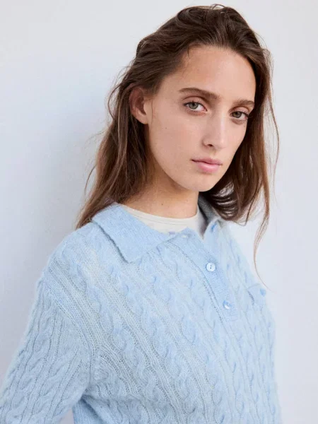 Sweter ze splotem warkoczowym i kołnierzykiem polo Kobieta L MANGO błękitny