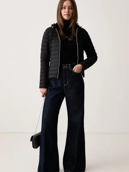 Bluză Guess clasică cu guler înalt negru
