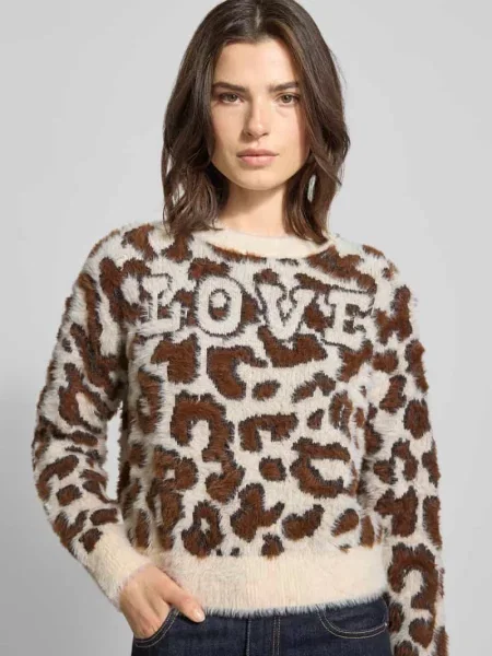 Sweter z dzianiny o kroju regular fit ze wzorem na całej powierzchni model ‘JUNGLE’ Vero Moda