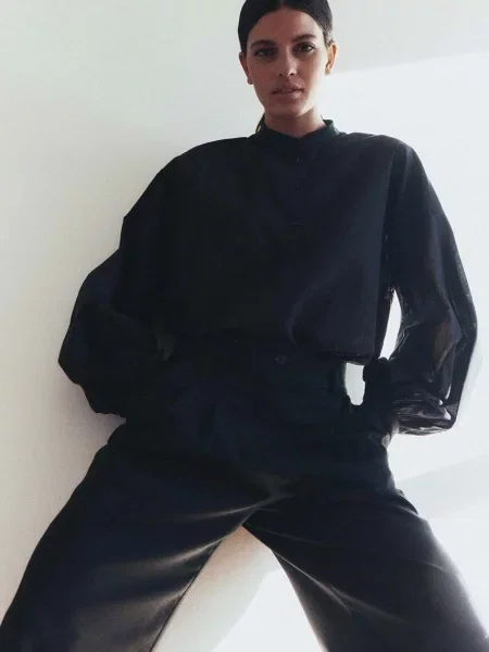 Košulja MUUV. Ample za žene relaxed s ruskim ovratnikom crna