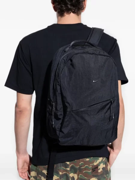 Decupat tricou Nike cu imagine cu cataramă verde