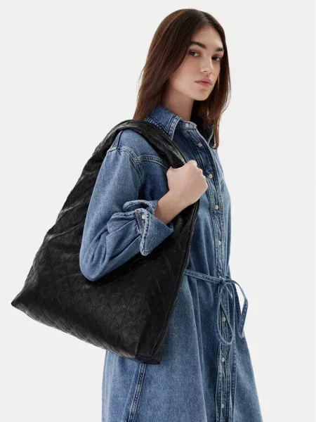 Calvin Klein Geantă Emblem Aop Puffer Lg Shoulder Ba negru