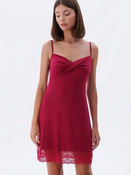 Однотонная ночная рубашка червона