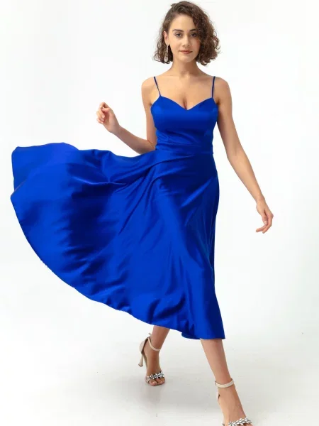 Satynowa sukienka wieczorowa Lafaba na cienkie ramiączka niebieska