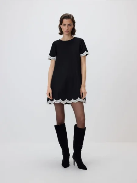 Reserved Sukienka mini z koronkowym wykończeniem czarny