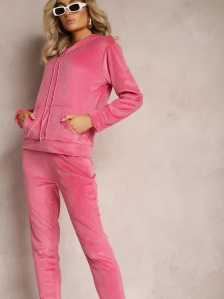 Ciemnoróżowy Welurowy Komplet Dresowy Bluza z Kapturem i Spodnie Vilna różowe