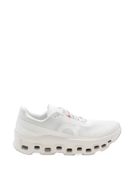 Sneakerși On alb