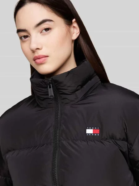 Kurtka pikowana o kroju regular fit z odpinanym kapturem Tommy Jeans czarna