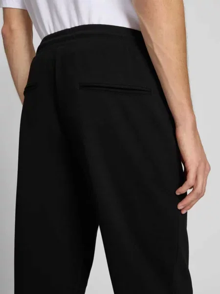 Spodnie sportowe o kroju relaxed fit z trokami ściągającymi model ‘NEWKODYL’ Only & Sons czarne