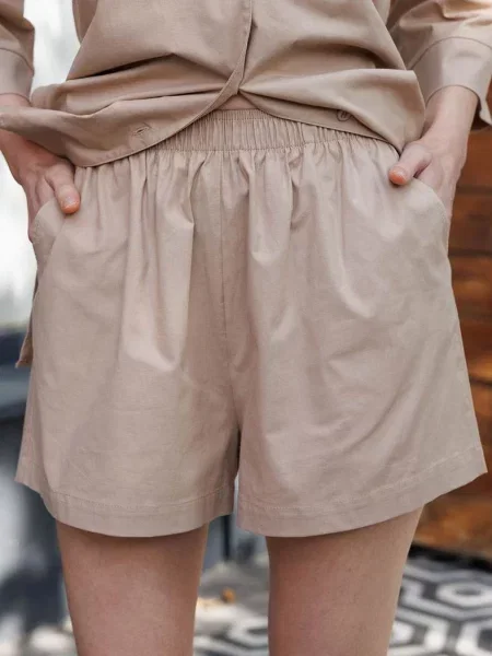 Женские шорты бежеві