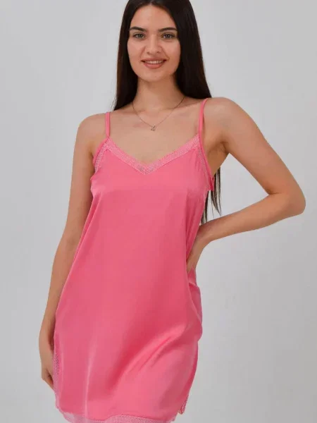 Атласная сорочка на бретельках рожева