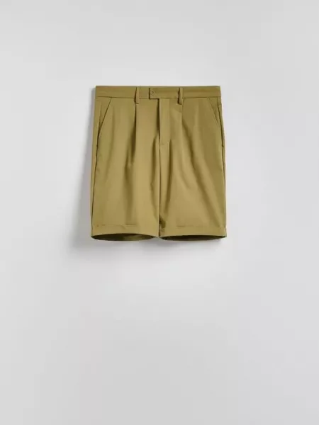 Reserved Pantaloni scurți chino regular verde-oliv deschis verde