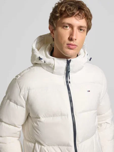 Kurtka puchowa o kroju regular fit z wyhaftowanym logo Tommy Jeans biała