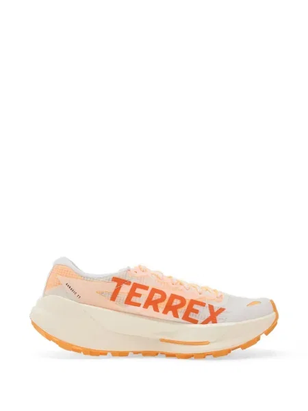 Pălărie Adidas cu dungi cu platformă din jerseu alb
