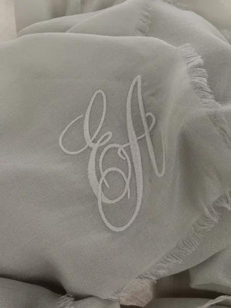 Шал Emporio Armani бродиран сиво